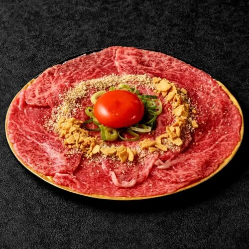 心斎橋でワンランク上の焼肉を…炙りロースユッケと厳選肉刺し五種盛り合わせに注目です